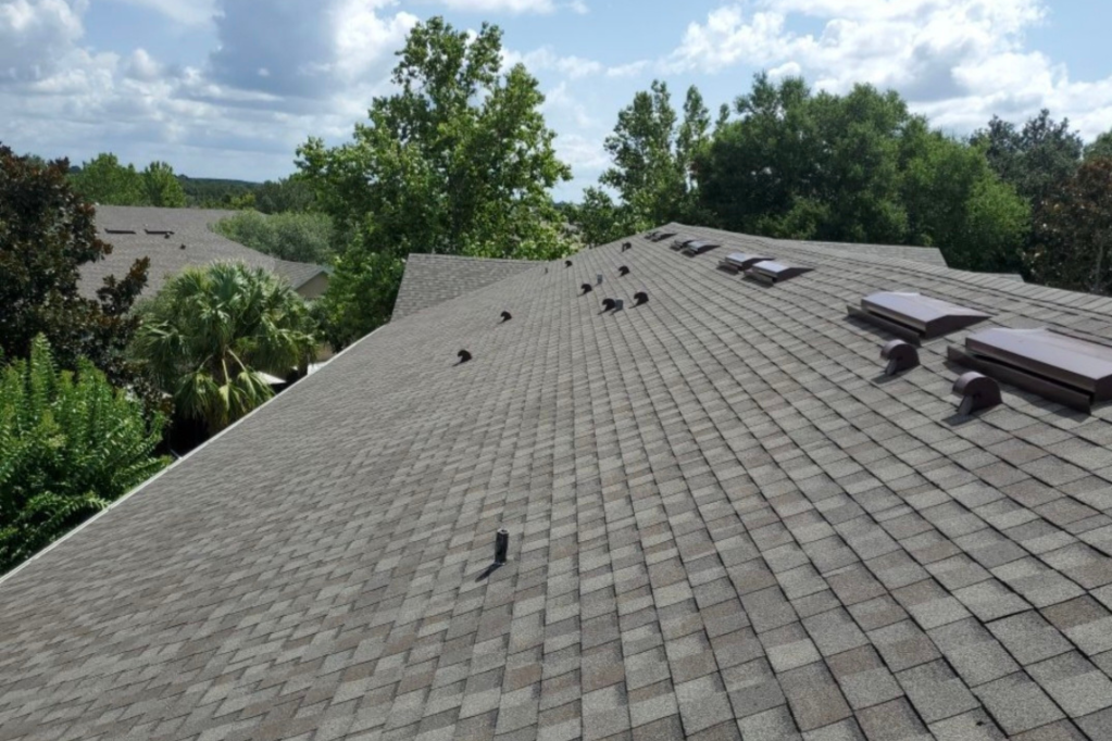 A shingled apartment complex roof in Florida